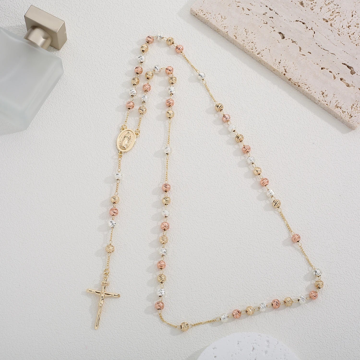 Colar de Terço com Pingente Redondo e Zircônias – Estilo e Devoção