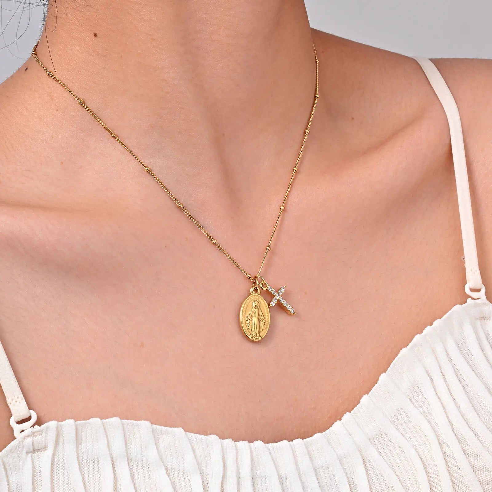 Colar Medalha Milagrosa e Cruz: Elegância, Fé e Durabilidade