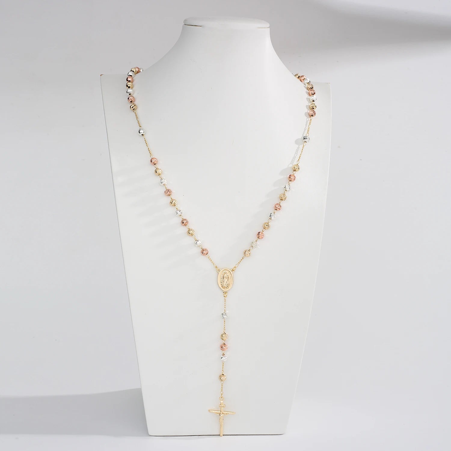 Colar de Terço com Pingente Redondo e Zircônias – Estilo e Devoção