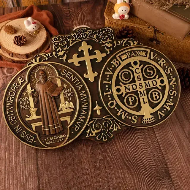 Ornamento Medalha de São Bento – Arte Sacra em Madeira de Faia Europeia