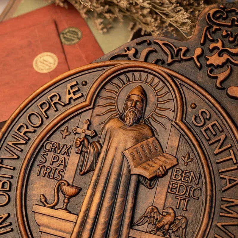Ornamento Medalha de São Bento – Arte Sacra em Madeira de Faia Europeia